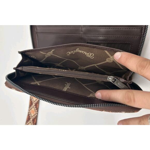 Wrangler Ladies Southwestern Brown Tan Wristlet Wallet Tribal Aztec Boho Zip - Picture 6 of 7